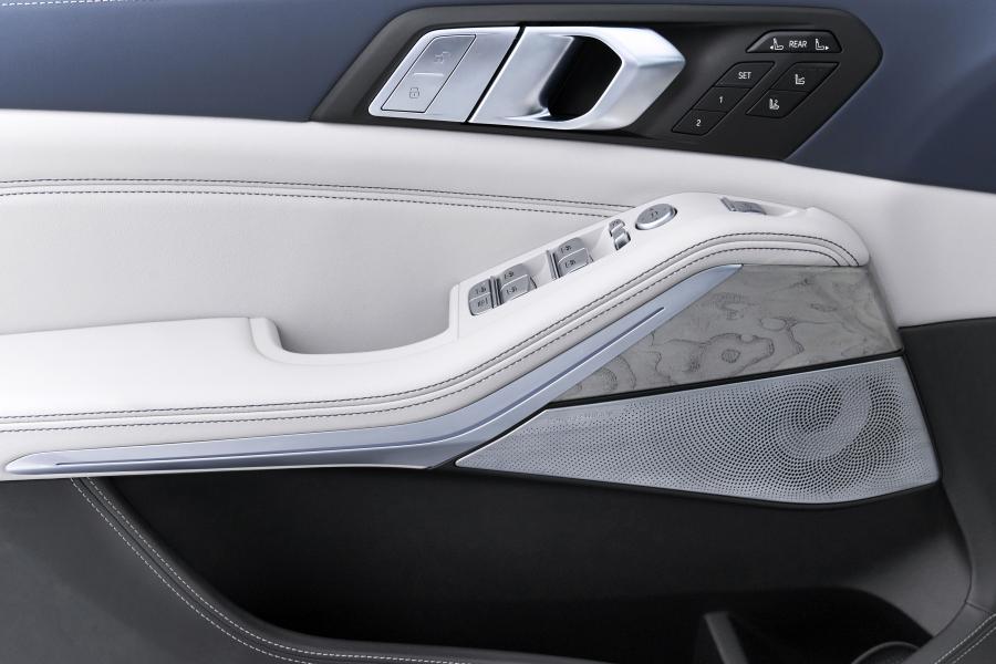 Детали интерьера BMW X7 xDrive40i (G07) 2017 года  (WW) (фото 33 из 101)